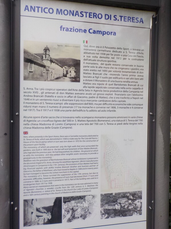 Una placa histórica que detalla el Antico Monastero di S. Teresa en Campora, incluyendo su historia arquitectónica y su importancia.