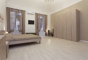 3 quartos, escrivaninha, ferros/tábuas de passar roupa