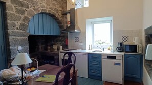 Réfrigérateur, four à micro-ondes, un four, surface de cuisson