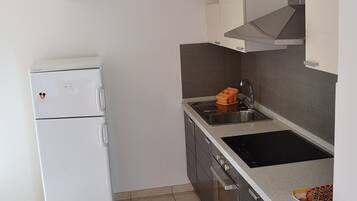 Kühlschrank, Ofen, Herdplatte, Wasserkocher mit Kaffee-/Teezubehör