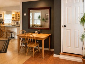 Dining - Cozy boutique home near the airport (Anchorage)