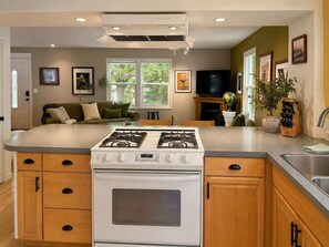 Fridge, microwave, oven, stovetop - Cozy boutique home near the airport (Anchorage)