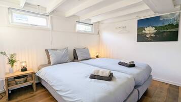 2 soverom, safe på rommet, strykejern/-brett og reiseseng for barn