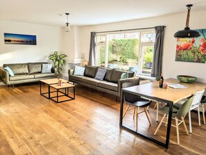 Smart TV, DVD player, books, video library - Beautiful houseboat at 15 min. from Amsterdam Central! (Zaandam)