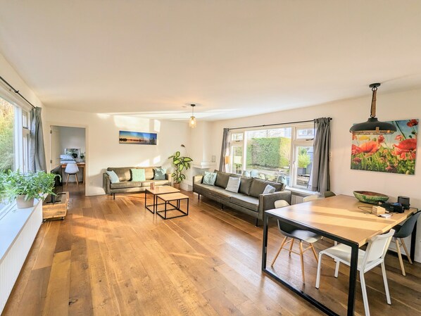 TV connectée, lecteur de DVD, livres, vidéothèque