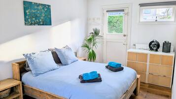 2 soverom, safe på rommet, strykejern/-brett og reiseseng for barn