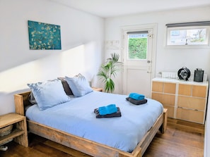 2 chambres, coffres-forts dans les chambres, fer et planche à repasser