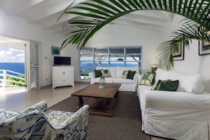 5 chambres, coffres-forts dans les chambres, bureau