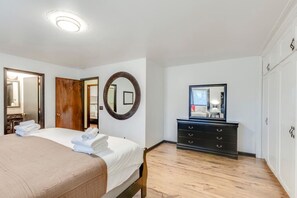 4 bedrooms, desk, iron/ironing board, WiFi