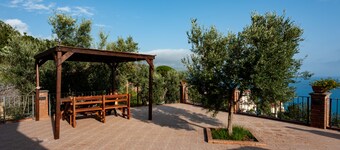 THE LANDS OF SAN LEONARDO, Luna