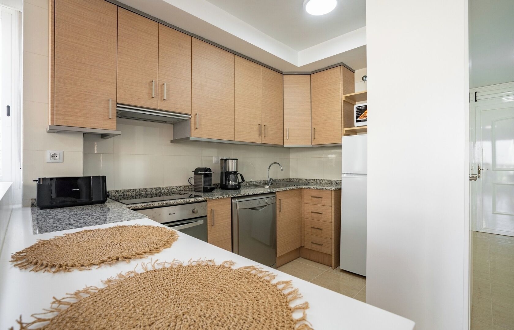 Een koelkast, een magnetron, een oven, een vaatwasser