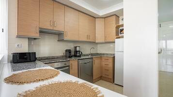 Een koelkast, een magnetron, een oven, een vaatwasser