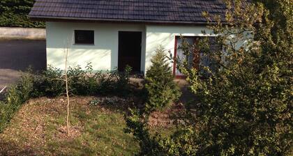 gemütliches Ferienhaus im Grünen, mit Spielplatz und Garten, WLAN