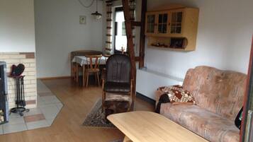 Una televisión, una chimenea