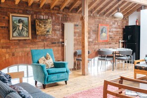 Books - Authentic Loft Apartment/Penthouse (Liverpool)