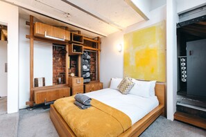 3 bedrooms, iron/ironing board, free WiFi, bed sheets - Authentic Loft Apartment/Penthouse (Liverpool)