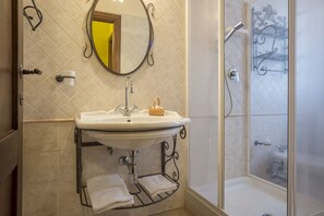 Dusche, Haartrockner, Bidet, Handtücher