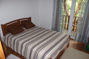2 habitaciones, tabla de planchar con plancha y ropa de cama