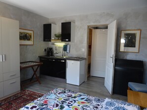 1 slaapkamer, een bureau, een strijkplank/strijkijzer, wifi