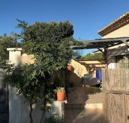 Studio near Uzès in a quiet cartier ready the garlic