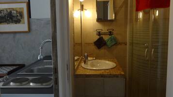 SĂšche-cheveux, savon, shampoing, papier toilette