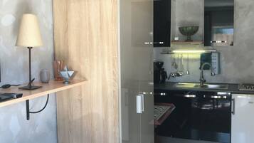 Réfrigérateur, micro-ondes, plaque de cuisson, cafetiÚre/bouilloire