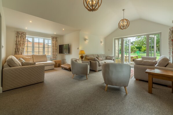 TV, fireplace - Old Posting, Brancaster Staithe, Norfolk (Brancaster Staithe)