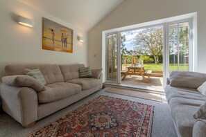 TV, fireplace - Old Posting, Brancaster Staithe, Norfolk (Brancaster Staithe)