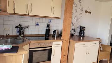 Frigorífic, forn, placa de cuina i cafetera i tetera