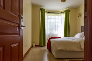 3 bedrooms, iron/ironing board, WiFi, bed sheets - Orak staycation-perfect for layovers, 10 min to JKIA (Syokimau)