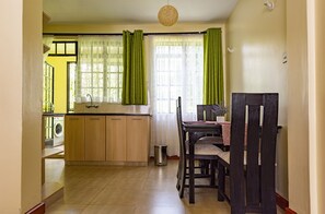 Dining - Orak staycation-perfect for layovers, 10 min to JKIA (Syokimau)