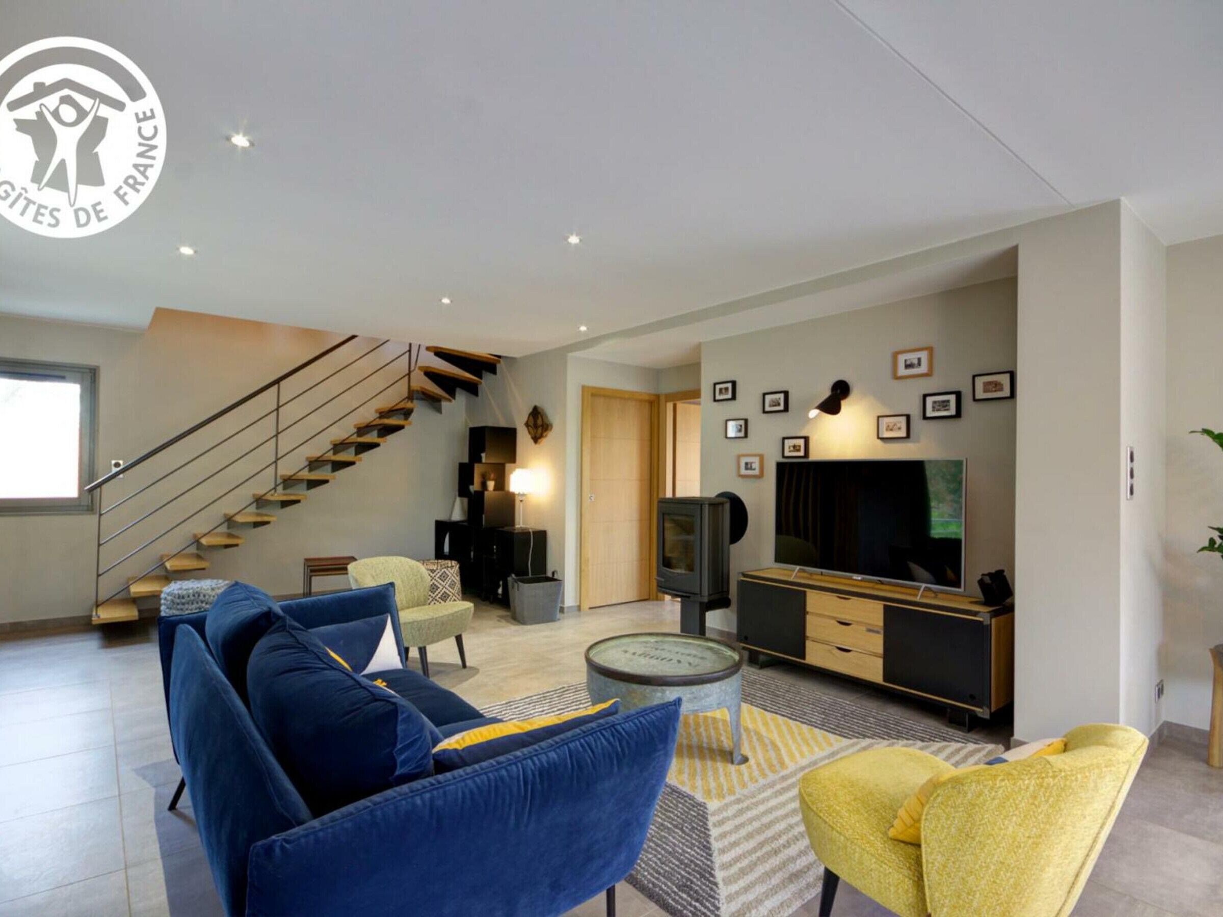 Télévision, lecteur de DVD, espaces bureaux