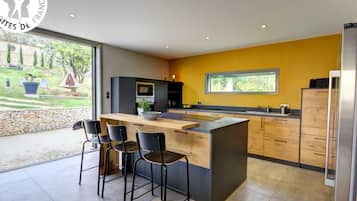 Réfrigérateur, micro-ondes, lave-vaisselle, congélateur