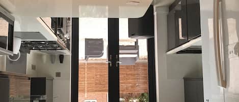 Kühlschrank, Mikrowelle, Ofen, Herdplatte