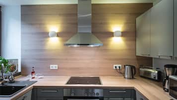 Deluxe Apartment | Private kitchen | Microwave, oven, stovetop, dishwasher