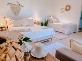 Habitación familiar, varias camas, no fumadores, vistas al jardín | Minibar, mobiliario individual, escritorio