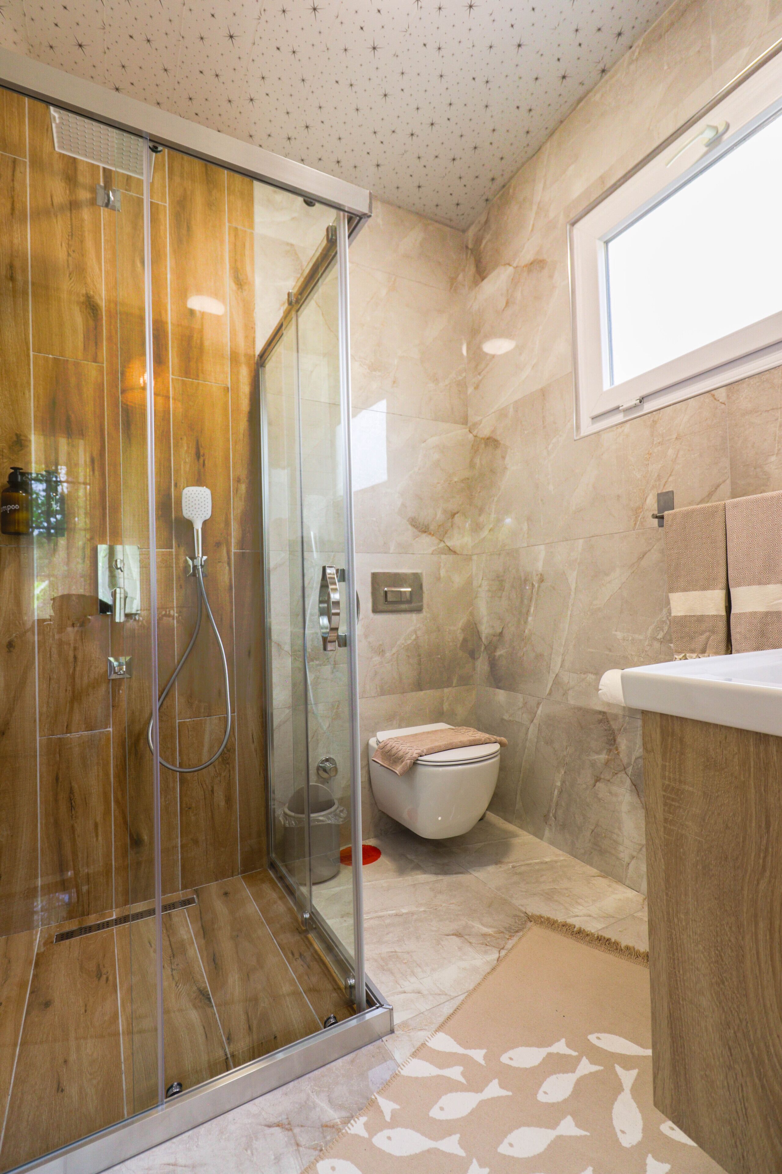Familienzimmer, Mehrere Betten, Nichtraucher, Gartenblick | Badezimmer | Dusche, Regendusche, kostenlose Toilettenartikel, Haartrockner