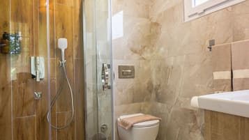 Familienzimmer, Mehrere Betten, Nichtraucher, Gartenblick | Badezimmer | Dusche, Regendusche, kostenlose Toilettenartikel, Haartrockner