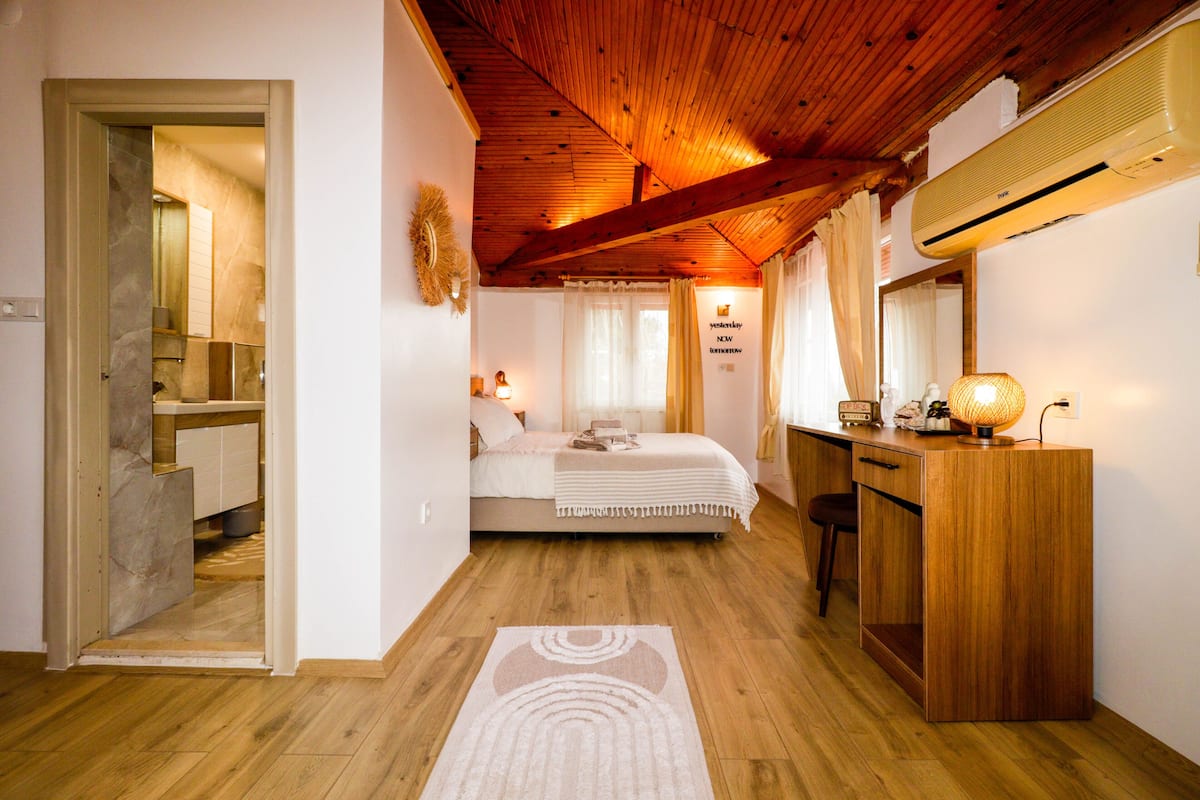 Chambre Supérieure, 1 lit double et 1 canapé-lit, non-fumeurs, vue jardin | Minibar, ameublement personnalisé, bureau