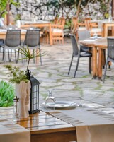 Televisión LCD de 24 pulgadas con canales por satélite, una televisión