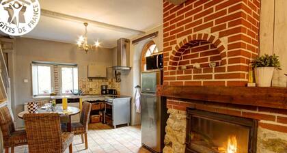Acogedor Gîte con Chimenea, TV, Petanca y Jardín Privado en Montbrison