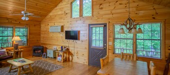 Trout Fish-Inn Cozy Cabin w/ Hot Tub, Fire Pit & Steps from Downtown Helen!