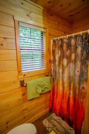 Dusche, Haartrockner, Handtücher, Toilettenpapier