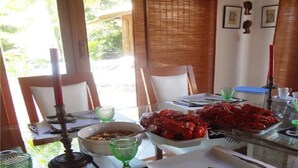 A dining table with a bowl of food, a glass, and a candle. - Villa Cascais - Luxury villa in gated community. Guarajuba/Itacimirim (Guarajuba)