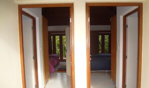 4 chambres, fer et planche à repasser, lit de bébé portatif