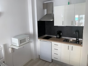 Réfrigérateur, micro-ondes, plaque de cuisson, cafetière/bouilloire