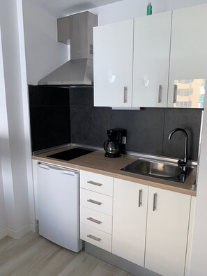 Kühlschrank, Mikrowelle, Herdplatte, Wasserkocher mit Kaffee-/Teezubehör