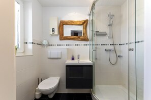 Dusche, Haartrockner, HandtĂŒcher