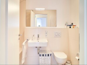 Badewanne, Haartrockner, Handtücher, Seife