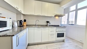 Private kitchen - Spacious 3-Bedroom Apartment Near Paseo Marítimo · Son Armadams (Palma)